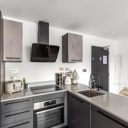 2br, Free & Secure Parking Retreat, 2br With Free Secure Parking, Near Historic Centre Апартаменты