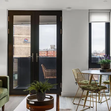 Апартаменты 2br, Free & Secure Parking Retreat, 2br With Free Secure Parking, Near Historic Centre *