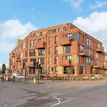 2br, Free & Secure Parking Retreat, 2br With Free Secure Parking, Near Historic Centre Lejlighed