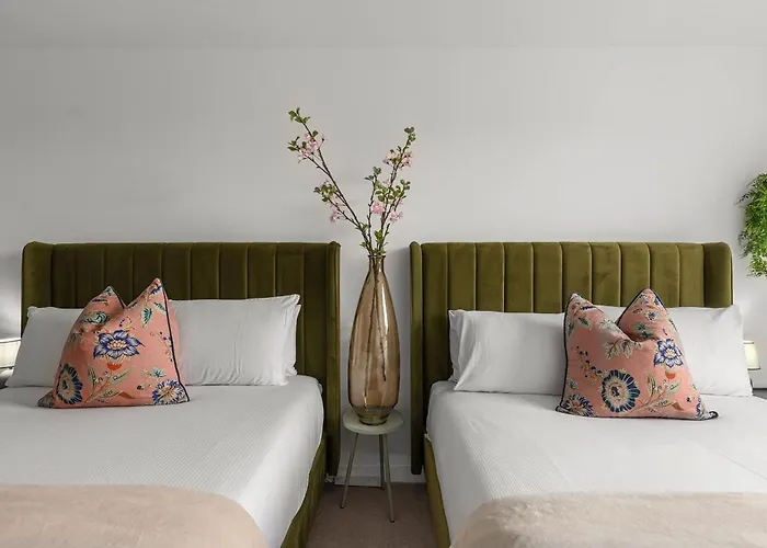 Apartment 2br, Free & Secure Parking Retreat, 2br With Free Secure Parking, Near Historic Centre