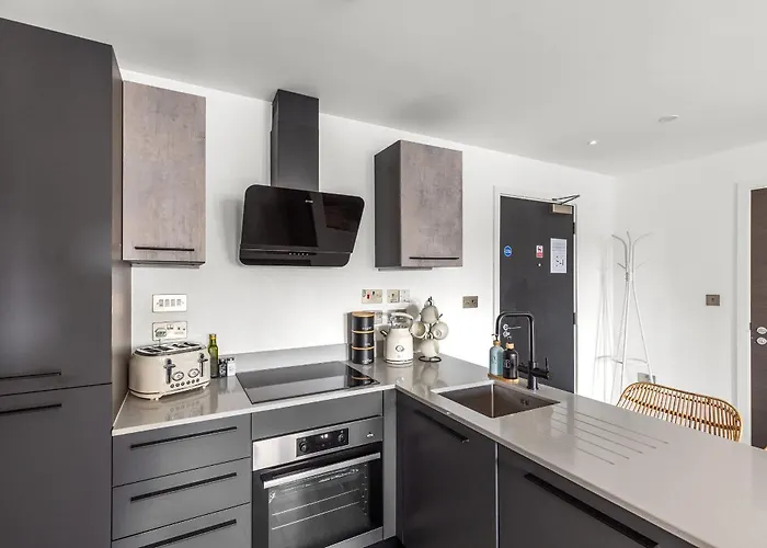 2br, Free & Secure Parking Retreat, 2br With Free Secure Parking, Near Historic Centre Appartamento