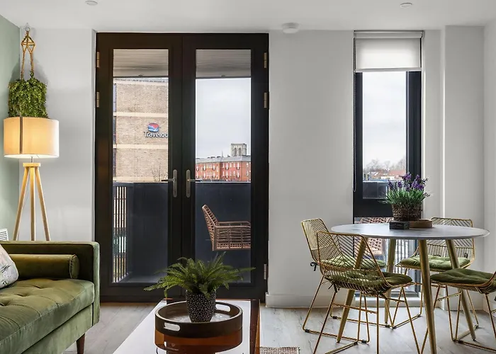 Apartment 2br, Free & Secure Parking Retreat, 2br With Free Secure Parking, Near Historic Centre *