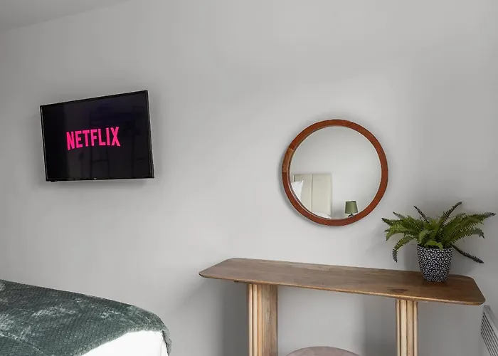 2br, Free & Secure Parking Retreat, 2br With Free Secure Parking, Near Historic Centre *