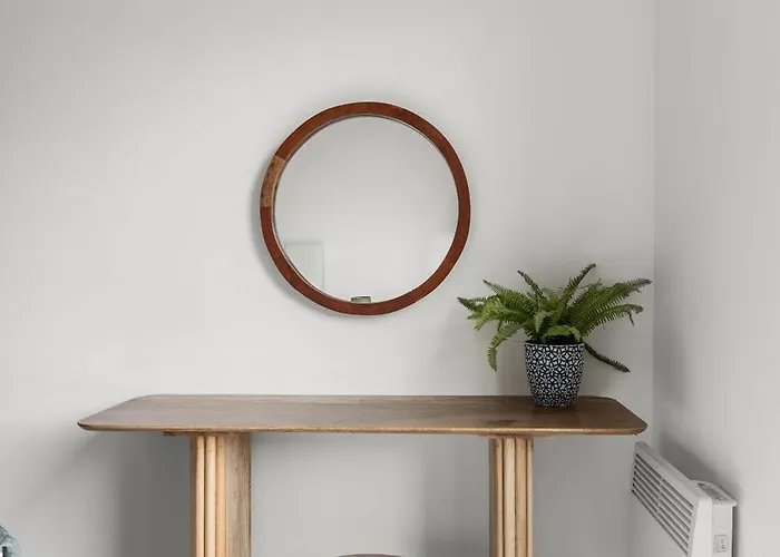 2br, Free & Secure Parking Retreat, 2br With Free Secure Parking, Near Historic Centre Apartment