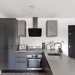 2br, Free & Secure Parking Retreat, 2br With Free Secure Parking, Near Historic Centre Apartamento