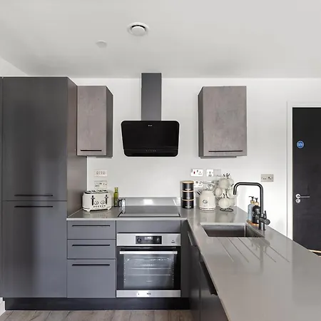 2br, Free & Secure Parking Retreat, 2br With Free Secure Parking, Near Historic Centre Apartment