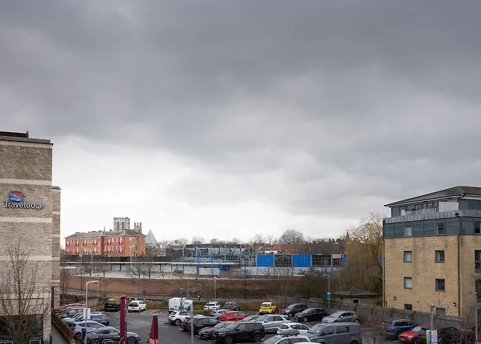 2br, Free & Secure Parking Retreat, 2br With Free Secure Parking, Near Historic Centre Apartament York