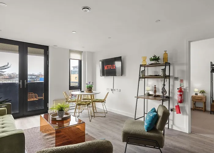 2br, Free & Secure Parking Retreat, 2br With Free Secure Parking, Near Historic Centre Apartament York