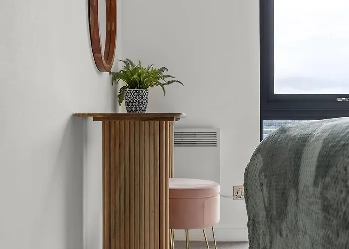 2br, Free & Secure Parking Retreat, 2br With Free Secure Parking, Near Historic Centre Apartament York