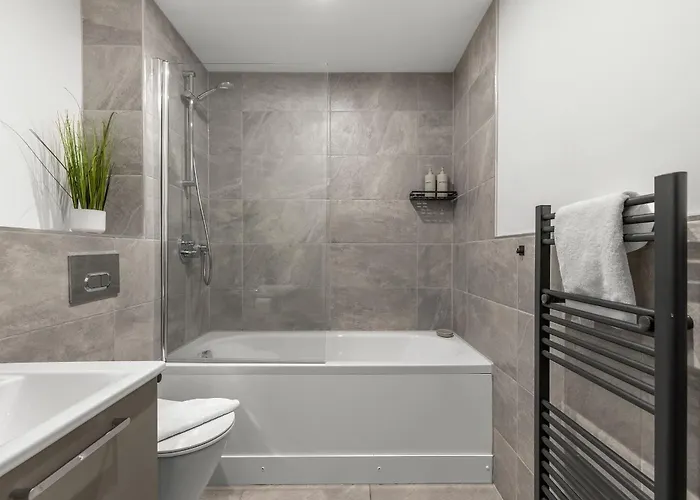 2br, Free & Secure Parking Retreat, 2br With Free Secure Parking, Near Historic Centre *